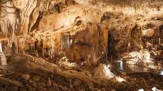 Zchlaďte se v podzemí: 10 českých a moravských jeskyň, které stojí za to navštívit