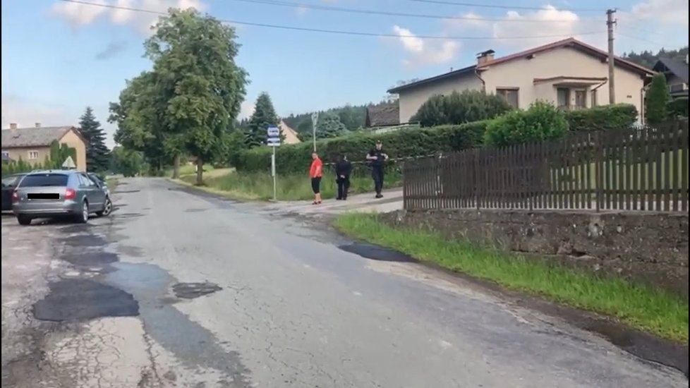 V rodinném domě v Javornici na Rychnovsku našli tři mrtvá těla. (13. červen 2022)