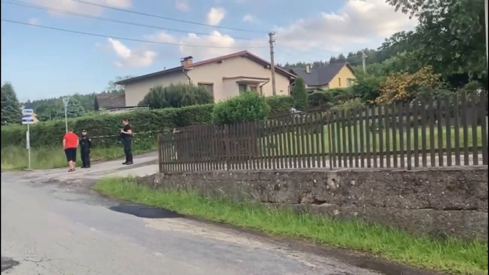 V rodinném domě v Javornici na Rychnovsku našli tři mrtvá těla. (13. červen 2022)