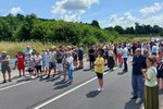 Proti uzavírání hranic a zpřísnění režimu na ní protestovaly mezi moravských Javorníkem nad Veličkou a slovenskými Vrbovci v pondělí 5. července 2021 tři stovky lidí.