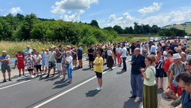 Proti uzavírání hranic a zpřísnění režimu na ní protestovaly mezi moravských Javorníkem nad Veličkou a slovenskými Vrbovci v pondělí 5. července 2021 tři stovky lidí.