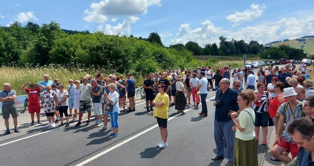 Proti uzavírání hranic a zpřísnění režimu na ní protestovaly mezi moravských Javorníkem nad Veličkou a slovenskými Vrbovci v pondělí 5. července 2021 tři stovky lidí.