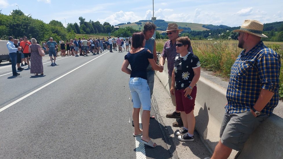 Proti uzavírání hranic a zpřísnění režimu na ní protestovaly mezi moravských Javorníkem nad Veličkou a slovenskými Vrbovci v pondělí 5. července 2021 tři stovky lidí.