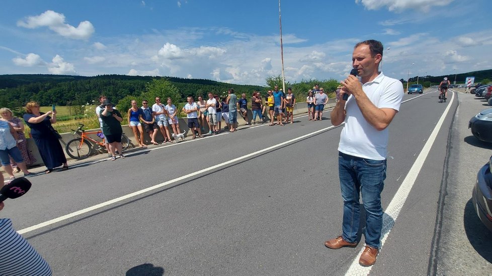 Proti uzavírání hranic a zpřísnění režimu na ní protestovaly mezi moravských Javorníkem nad Veličkou a slovenskými Vrbovci v pondělí 5. července 2021 tři stovky lidí.