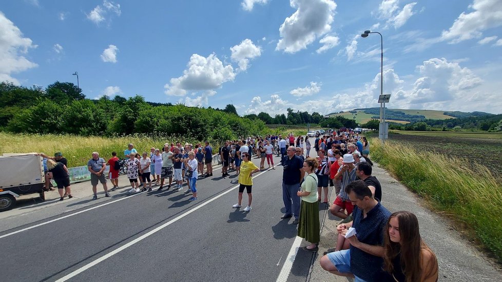 Proti uzavírání hranic a zpřísnění režimu na ní protestovaly mezi moravských Javorníkem nad Veličkou a slovenskými Vrbovci v pondělí 5. července 2021 tři stovky lidí.