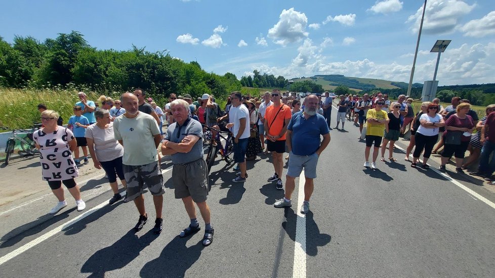 Proti uzavírání hranic a zpřísnění režimu na ní protestovaly mezi moravských Javorníkem nad Veličkou a slovenskými Vrbovci v pondělí 5. července 2021 tři stovky lidí.