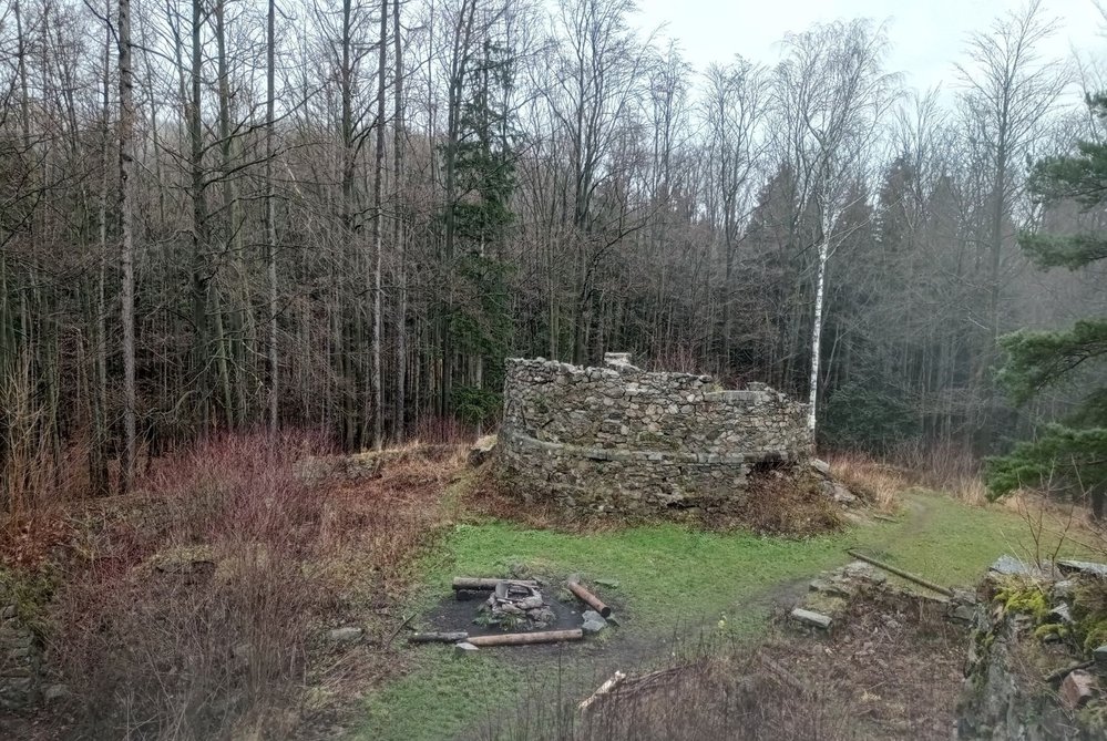 Pohled z vyhlídky na vnitřní prostor Rychlebského hradu.