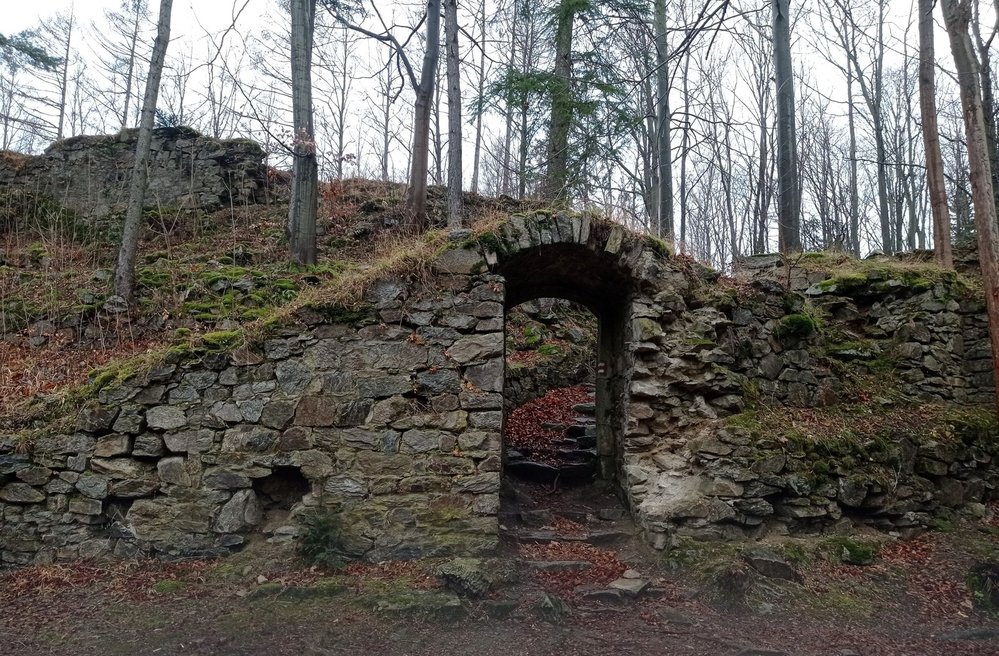 Vstupní branka do Rychlebského hradu.