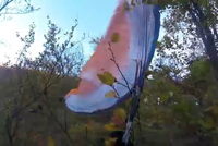 Dramatické video paraglidisty na Javorovém: Skončil v korunách stromů
