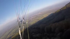 Paraglidista nouzově přistál v korunách stromů