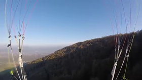 Paraglidista nouzově přistál v korunách stromů