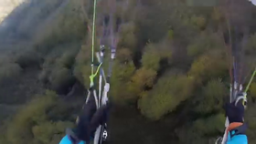 Paraglidista nouzově přistál v korunách stromů