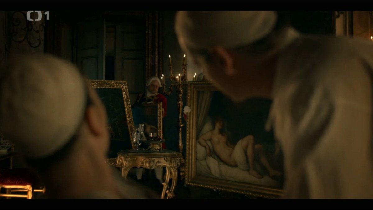 Sexuální scéna ve filmu Marie Terezie: Panovník se miluje s chotí, sleduje přitom erotické obrazy