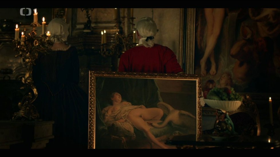 Sexuální scéna ve filmu Marie Terezie: Panovník se miluje s chotí, sleduje přitom erotické obrazy.