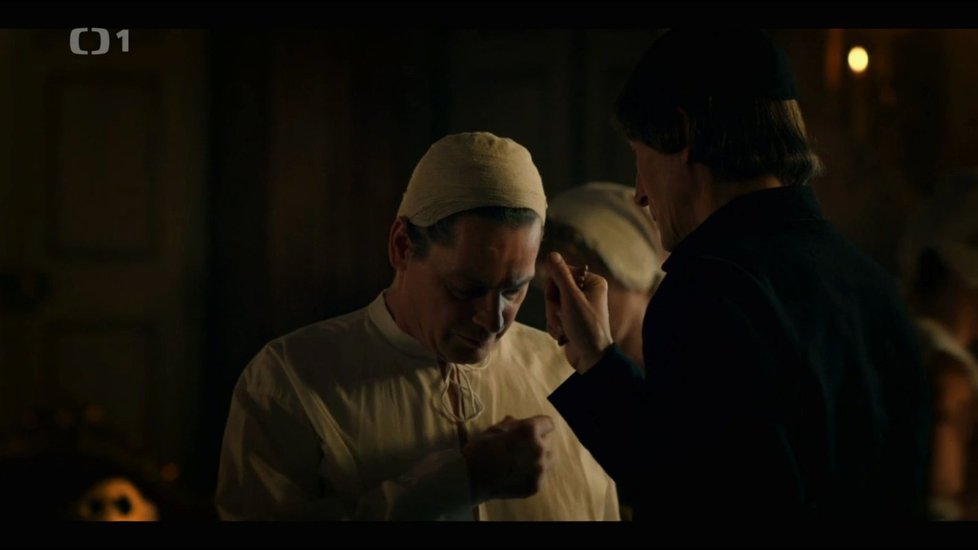 Sexuální scéna ve filmu Marie Terezie: Panovníkovi před sexem, během kterého měl zplodit následníka trůnu, požehnal jezuita (Vladimír Javorský).