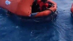 Bouře zasáhla loď v Jávském moři, 140 lidí se pohřešuje.