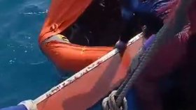 Bouře zasáhla loď v Jávském moři, 140 lidí se pohřešuje.