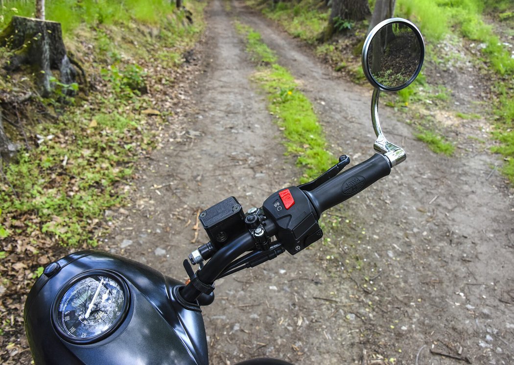 Ovladače na řídítkách jsou intuitivní a přehledné. Od zrcátek jsme si po zkušenostech z jiných motorek moc neslibovali a kupodivu fungují velmi dobře, aniž by příliš vibrovaly.