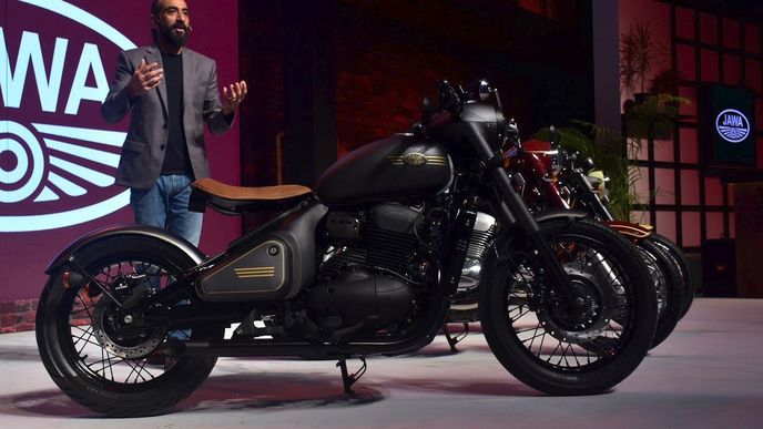 Listopad 2018: Anupam Thareja, zakladatel Classic Legend Pvt. Ltd, v Bombaji představuje nové motocykly značky Jawa odkazující na klasické typy československých motorek