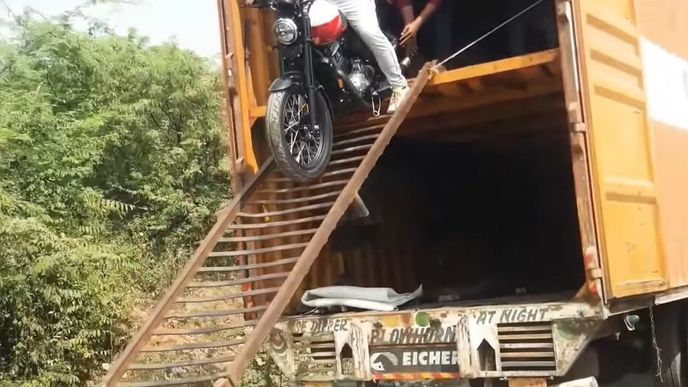Vykladání motorek Jawa v Indii Vykladání motorek Jawa v Indii