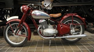 Nahlédli jsme do legendární továrny JAWA. Takhle dnes vznikají české motorky v čele s Pérákem Nahlédli jsme do legendární továrny JAWA. Takhle dnes vznikají české motorky v čele s Pérákem