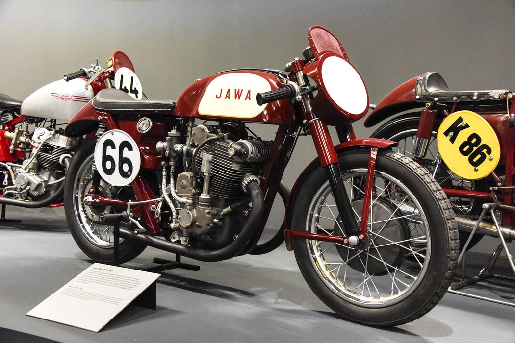 Jawa 250 DOHC (1953). Jawa 250 DOHC Františka Šťastného skvěle ilustruje propojení sportu s propagací podniku – do té doby jezdily závodní stroje na 19palcových kolech, jenže v roce 1953 se rozhodlo o zavedení 16palcových ráfků do sériové výroby. A tak je dostaly i závodní stroje bez ohledu na nelibost jezdců.