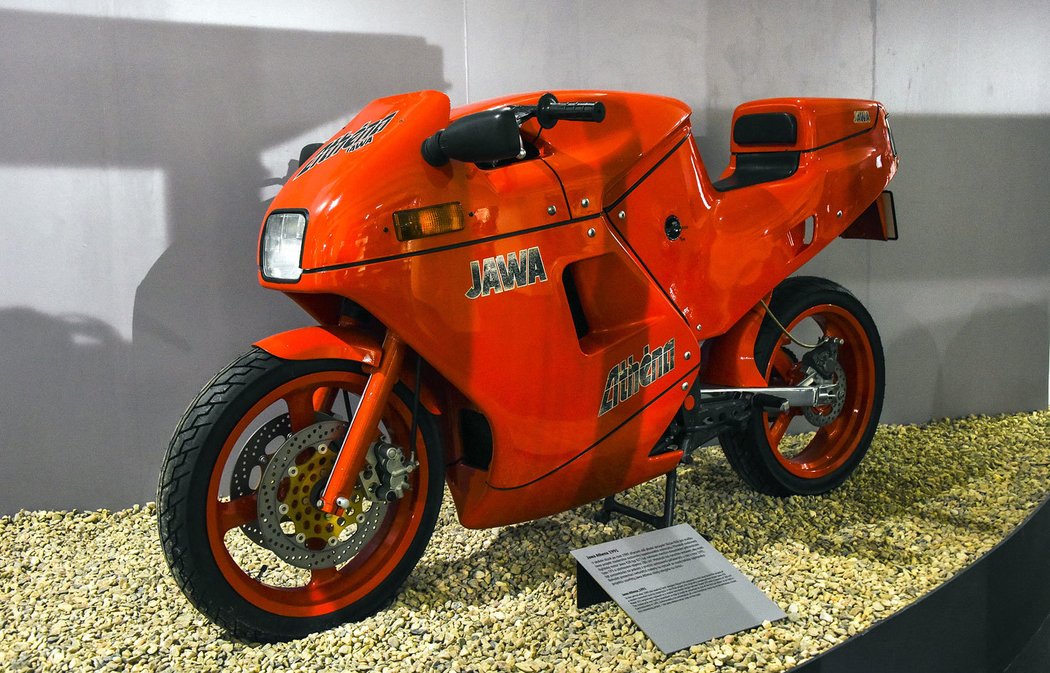 Jawa Athena (1991). Jawa Athena od designéra Václava Krále se s velkou slávou představila světu na autosalonu v roce 1991. Byla ovšem narychlo sestavena jako nefunkční, i budíky jsou jen namalované. Místo plánovaného čtyřtaktu je pod kapotou dvoutaktní jednoválcová dvěstěpadesátka.