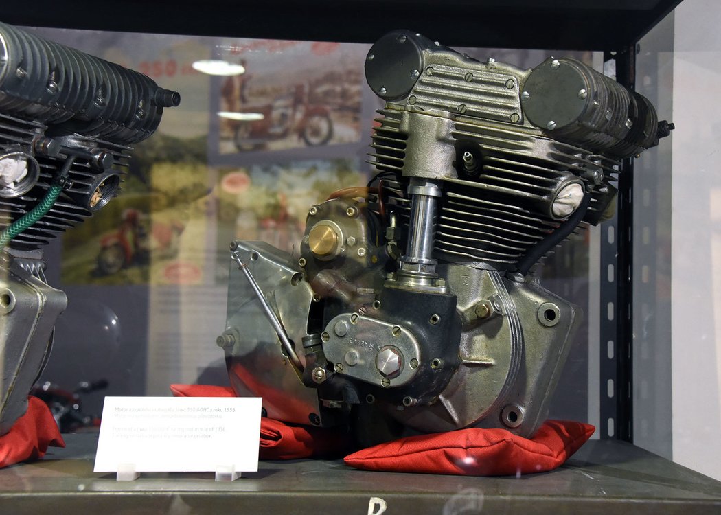 Motor závodního motocyklu Jawa 350 DOHC (1956)