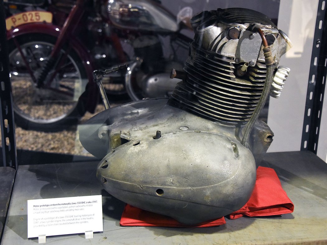 Motor prototypu cestovního motocyklu Jawa 350 OHC (1947)