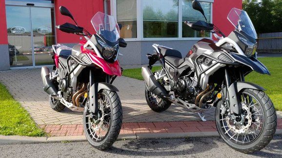 Jawa má v Česku nový model, cestovní enduro RVM 500 už čeká u prodejců