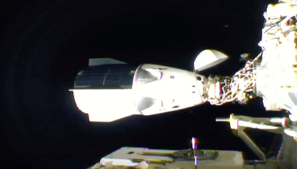 Přílet dragonu Resilience na ISS.