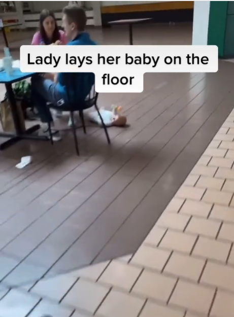 Influencerka Jay Gunna na TikTok nahrála video, v němž máma v obchodním centru položila své dítě na studenou zem.