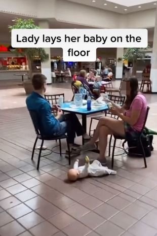 Influencerka Jay Gunna na TikTok nahrála video, v němž máma v obchodním centru položila své dítě na studenou zem.