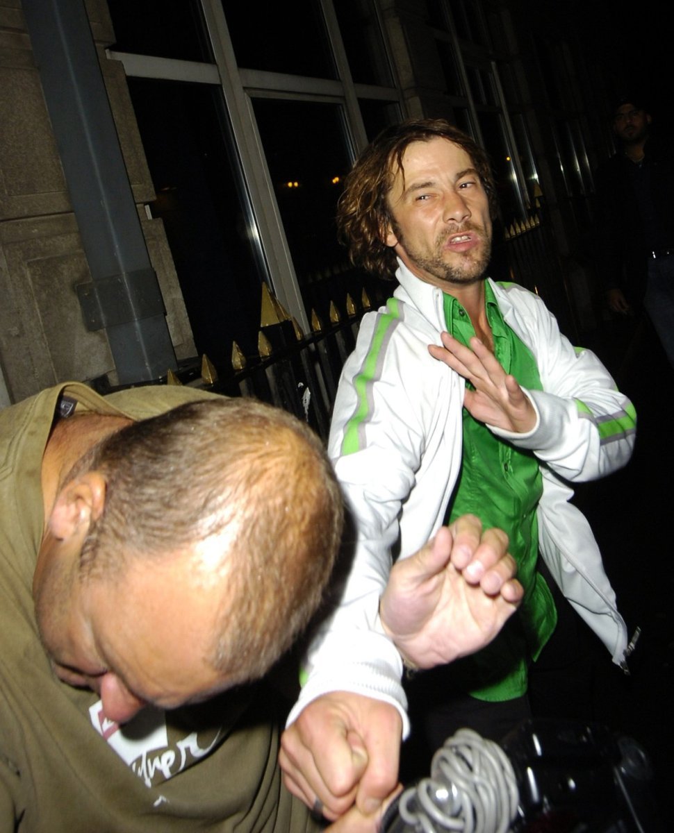 Britský zpěvák Jay Kay napadl fotografa krátce poté, co opustil noční klub Kabaret v Londýně. Nakonec byl zatčený za napadení a za opilost na veřejnosti. 11.9. 2006