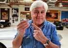 Jay Leno skončil v nemocnici, požár v jeho garáži mu popálil obličej