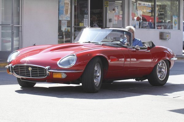 Jay Leno větrá svůj Jaguar typu E
