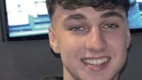 Zdrcená matka tragicky zesnulého Jaye (†19) chce odpovědi. Nechápe, jak se jeho tělo mohlo najít tak pozdě!