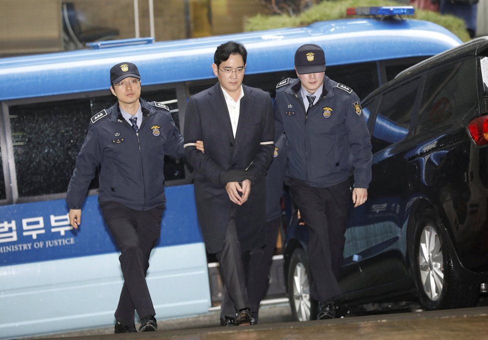 Šéf nejvyššího jihokorejského podniku Samsung group I Če-jong čelí žalobě za úplatky.