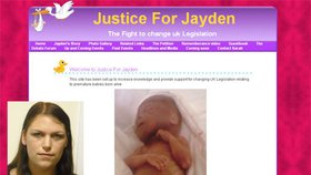 Malý Jayden zemřel dvě hodiny po svém narození. Přestože jeho srdce bilo a dýchal, lékaři mu neposkytli potřebnou péči. Narodil se totiž před 22. týdnem těhotenství.