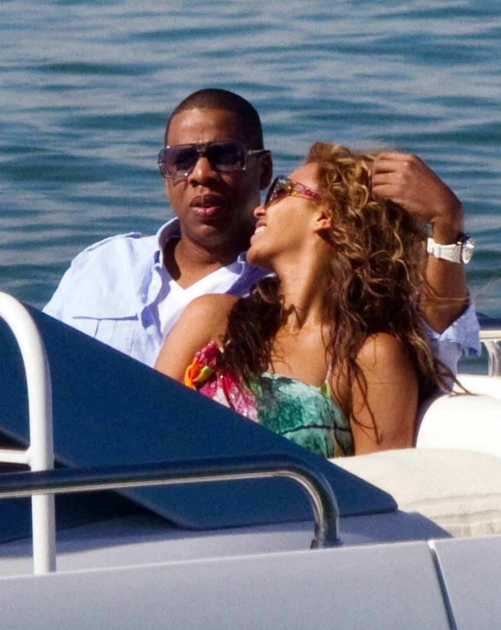 Jay-Z s Beyonce si užívají klidu na luxusní jachtě. jejich dcerka konečně usnula a tak mají manželé i chvilku pro sebe