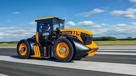 Nejrychlejší traktor světa? JCB Fastrac 8000 pokořil rychlost 165 km/h