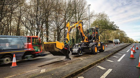 JCB Pothole Pro může být revolucí v opravě silničních výmolů. Práci zvládne třikrát rychleji