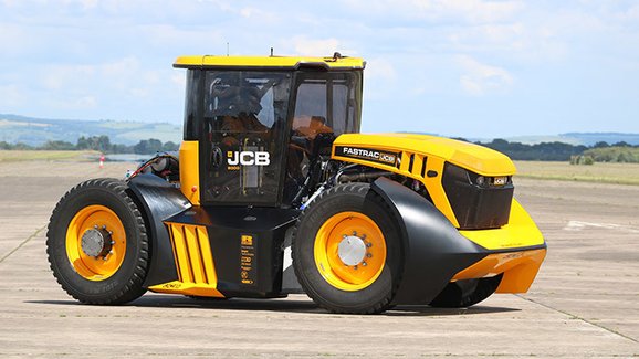 Tohle je nejrychlejší traktor na světě. Tipnete si, na kolik se rozjel?