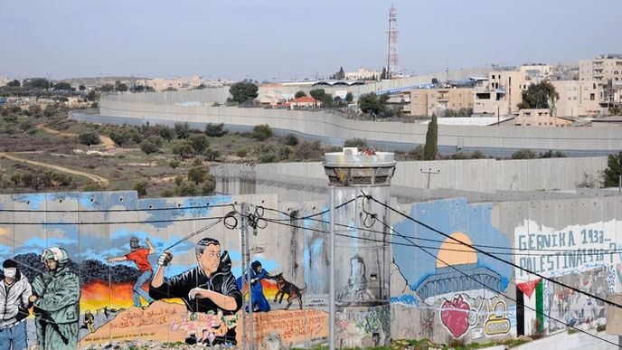 Jde především o osm metrů vysokou betonovou zeď, která odděluje Západní břeh od Izraele a brání proudění zboží. Také přístavy ovládá Izrael. Tato omezení odrazují soukromé zahraniční investory.