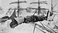 Charcotova loď Pourquoi-Pas? v sevření ledu a sněhu
