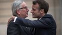 Jean-Claude Juncker je znám svými neobvyklými pozdravy s ostatními politiky