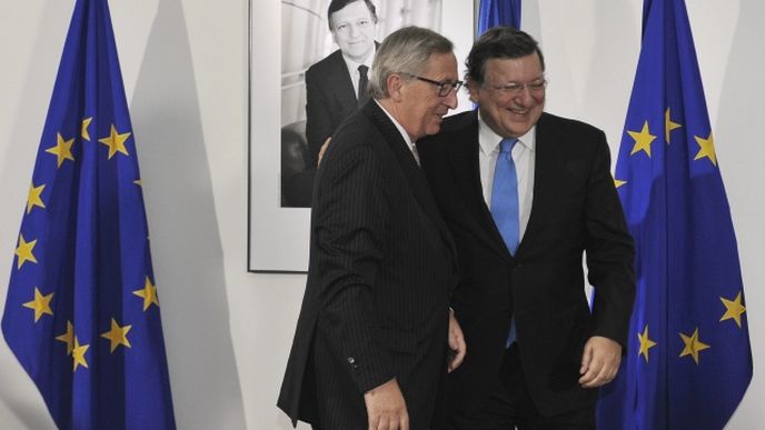 Střídání předsedů Evropské komise v roce 2014: Odchazející José Manuel Barroso (vpravo) a přicházející Jean-Claude Juncker