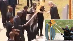 Předseda Evropské komise jean-Claude Juncker se účastnil pietní ceremonie ve Rwandě, málem u toho zapálil první pár.