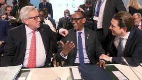 Fórum Afrika-Evropa, na snímku Jean-Claude Juncker, prezident Rwandy Paul Kageme a rakouský kancléř Sebastian Kurz, (18.12.2018).