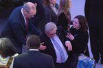 Předsedovi Evropské komise Jeanu-Cladu Junkerovi se na schodech na fóru ve Vídni zamotaly nohy, na pomoc museli přispěchat asistenti, (17.12.2018).